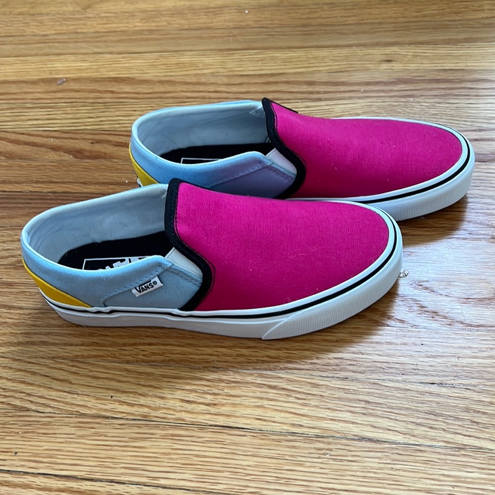 Vans Asher color block slip-on. Size 6.5 women’s. New condition.
